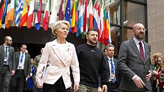 Ursula von der Leyen, Volodymyr Zelenskyy, et Charles Michel, lors d'un sommet européen à Bruxelles, le jeudi 9 février 2023.