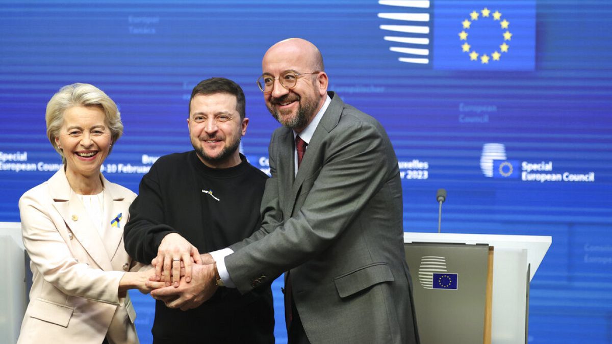 O Presidente ucraniano rodeado pela Presidente da Comissão Europeia e pelo Presidente do Conselho Europeu