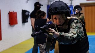 امرأة من "حرس الأورال النسائي" تتدرب على إطلاق النار في يكاترينبورغ الروسية 