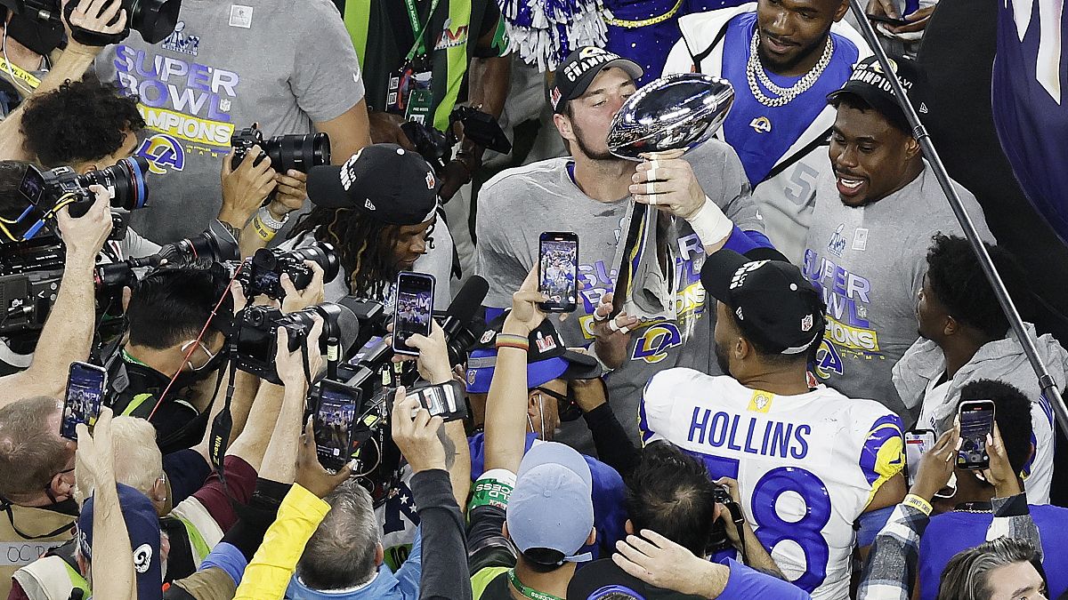A tavalyi Super Bowl-t megnyerő Los Angeles Rams játékosai a Vince Lombardi-trófeával a kaliforniai Inglewoodban 2022. február 13-án.
