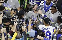 A tavalyi Super Bowl-t megnyerő Los Angeles Rams játékosai a Vince Lombardi-trófeával a kaliforniai Inglewoodban 2022. február 13-án.
