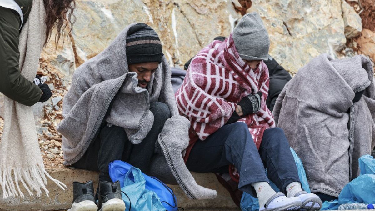 Migrantes resgatados no Mediterrâneo são acolhidos em Lesbos, Grécia