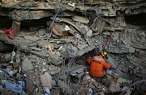 Un rescatista turco revisa un edificio derrumbado en Adiyaman, en el sur de Turquía.