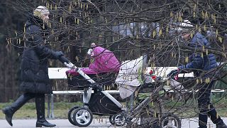 Жители Варшавы с колясками в парке