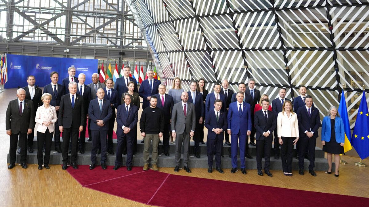  الرئيس الأوكراني زيلينسكي ورئيس المجلس الأوروبي تشارلز ميشيل مع قادة الاتحاد الأوروبي خلال صورة جماعية، بروكسل- 9 فبراير 2023.
