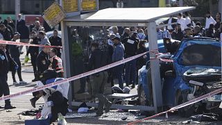 L'arrêt de bus après la collision avec la voiture bélier.