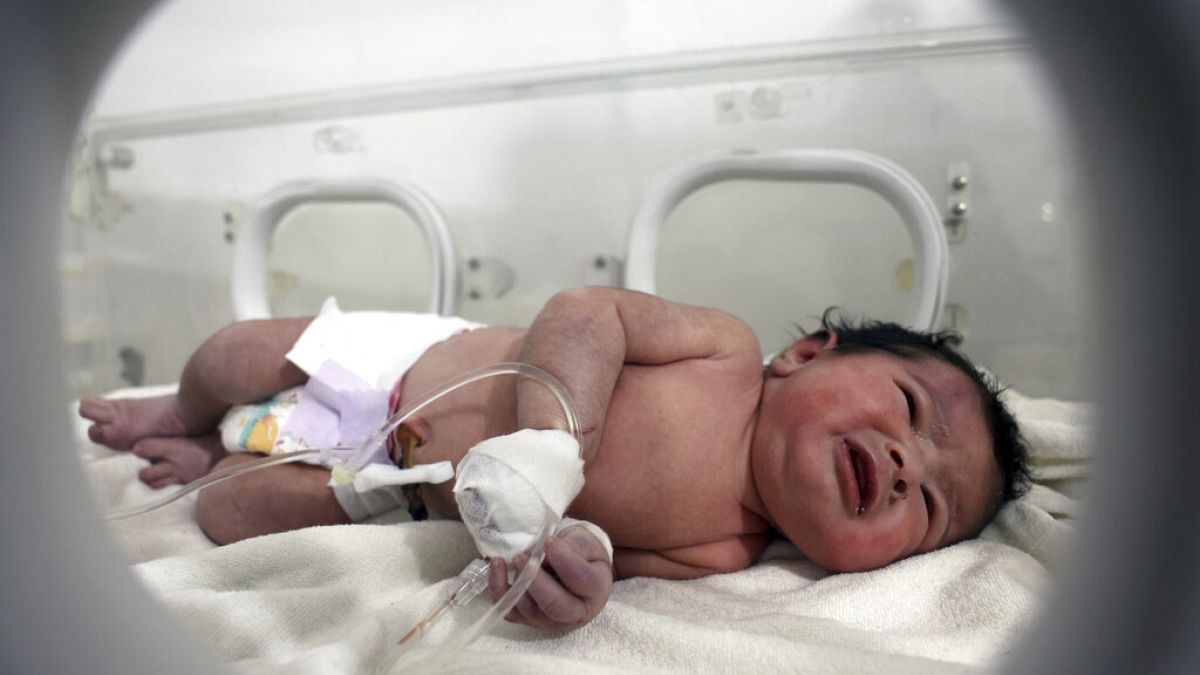 Suriye'de deprem enkazından kurtarılan Aya bebek