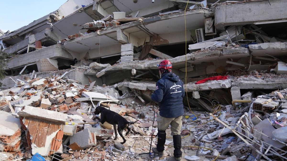 Διασώστης μπροστά στα ερείπια γκρεμισμένου από τον σεισμό κτιρίου στην Αντιόχεια της Τουρκίας