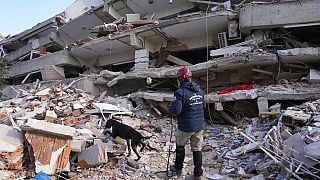 Διασώστης μπροστά στα ερείπια γκρεμισμένου από τον σεισμό κτιρίου στην Αντιόχεια της Τουρκίας