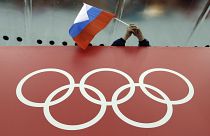 پرچم روسیه در کنار نشان بازی‌های المپیک 