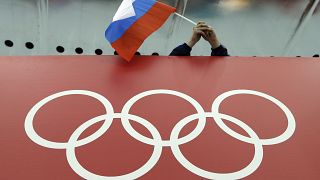 پرچم روسیه در کنار نشان بازی‌های المپیک 
