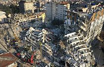 Πολυώροφα κτίρια κατεστραμμένα από τον σεισμό στην Αντιόχεια της Τουρκίας