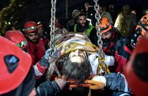 Des équipes de secours utilisent une grue pour secourir Nur Bayraktar à Kahramanmaras, dans le sud de la Turquie, le vendredi 10 février 2023.