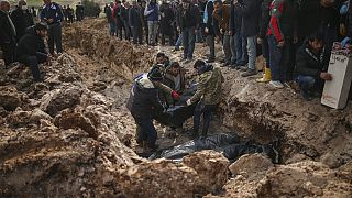 Personas entierran a sus seres queridos, víctimas del terremoto del lunes, en Adiyaman, Turquía, viernes 10 de febrero de 2023.