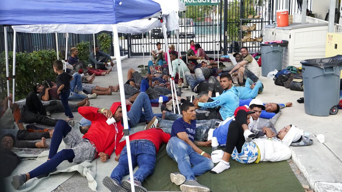 مهاجرون وصلوا مؤخرًا ينتظرون في مرآب تابع للكمارك وحماية الحدود الأمريكية-ماراثون، فلوريدا.4 يناير 2023 