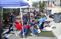 مهاجرون وصلوا مؤخرًا ينتظرون في مرآب تابع للكمارك وحماية الحدود الأمريكية-ماراثون، فلوريدا.4 يناير 2023