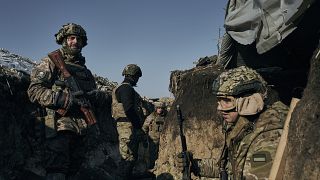 جنود أوكرانيون على خط الجبهة في دونيتسك بالقرب من بخموت 