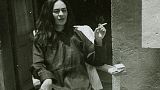 Frida fumando