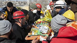 Ayse, una niña siria de seis años que sobrevivió bajo un edificio destruido, en Turquía, sábado 11 de febrero de 2023.