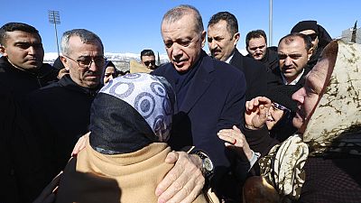 Le président turc Recep Tayyip Erdoğan avec des victimes du séisme.