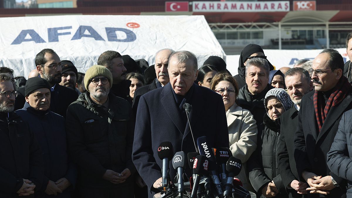 Президент Турции пообещал суровое наказание мародерам во время визита в одну из пострадавших от землетрясений провинций