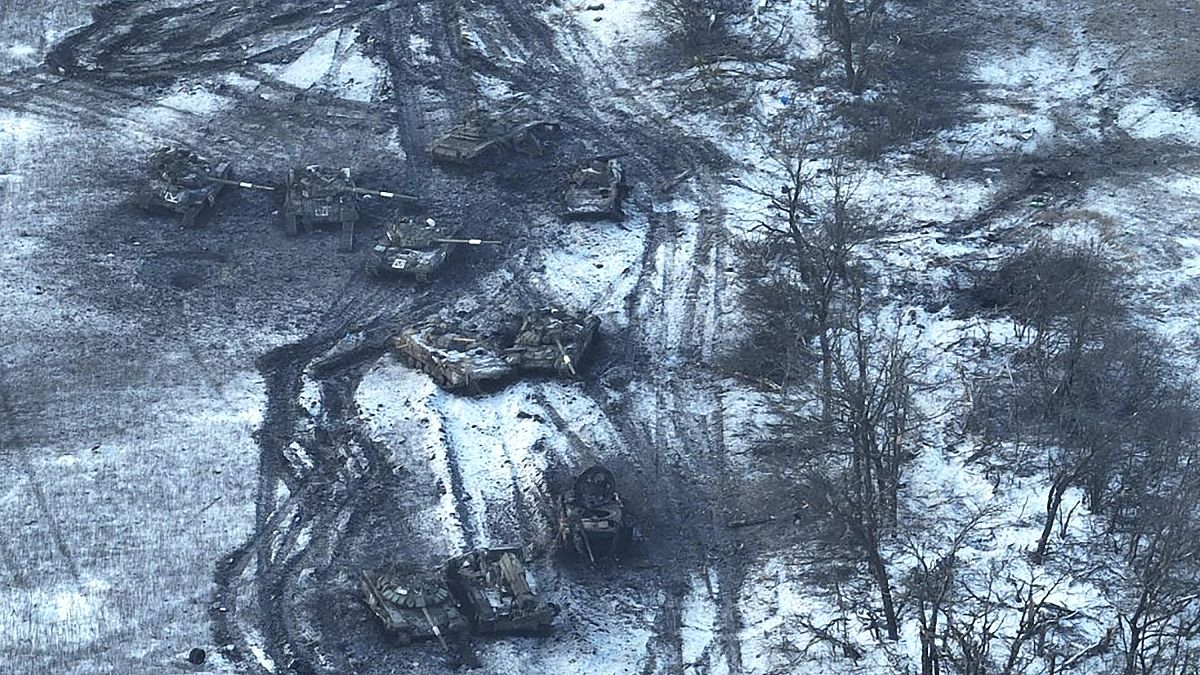 Как утверждают представители ВСУ, на снимке запечатлена российская колонна бронетехники, разбитая под Угледаром, февраль 2023 года.