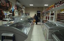 Egy bolt üres hűtői Hegyi-Karabahban