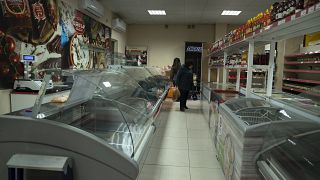 Egy bolt üres hűtői Hegyi-Karabahban