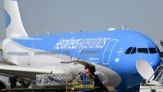 طائرة أرجنتينية تحط في مطار العاصمة بوينس أيرس