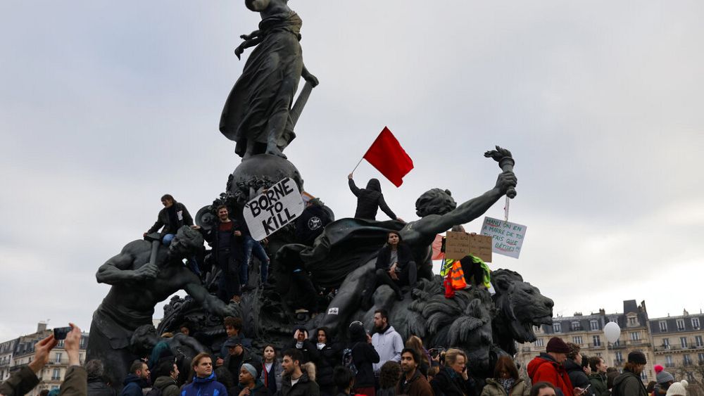 VIDEO : Les protestations et les grèves contre la réforme des retraites se durcissent-elles en France ?
