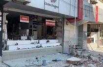 Una tienda saqueada tras los terremotos