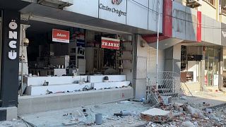 Una tienda saqueada tras los terremotos