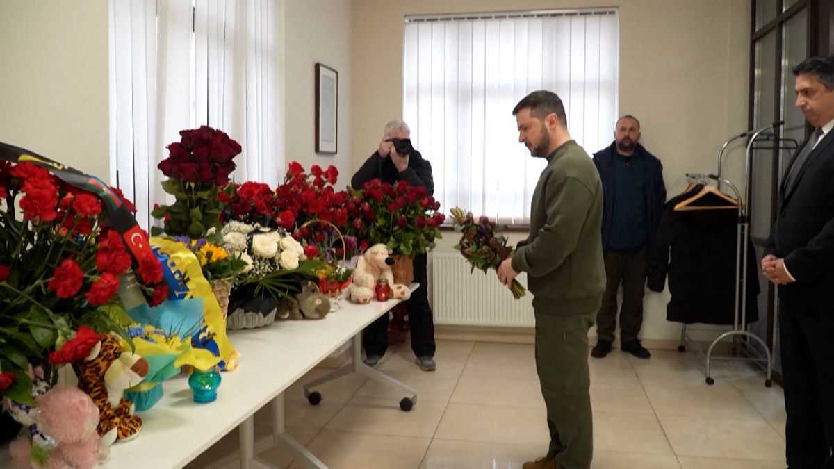 Volodymyr Zelensky rende omaggio alle vittime del terremoto all'ambasciata turca a Kiev