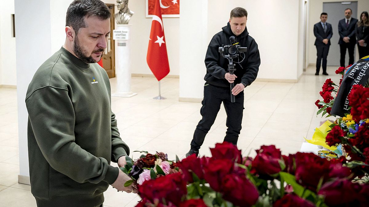 Präsident Selenskyj legt Blumen in der türkischen Botschaft in Kiew Blumen für die Bebenopfer nieder.