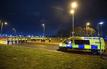  تجمع رجال شرطة مكافحة الشغب، بعد مظاهرة أمام فندق "سويتس" في نوزلي-  انكلترا