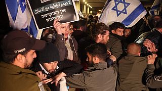  الشرطة الإسرائيلية تغلق الطريق أمام المتظاهرين خلال تجمع وسط تل أبيب، ضد مشروع تعديل النظام القضائي- 11 فبراير 2023