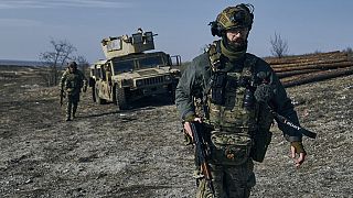 Ukrán katonák a frontvonalban Bahmutnál