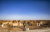 Suriye'nin kuzeydoğusunda devriye gezen bir Amerikan askeri (arşiv)