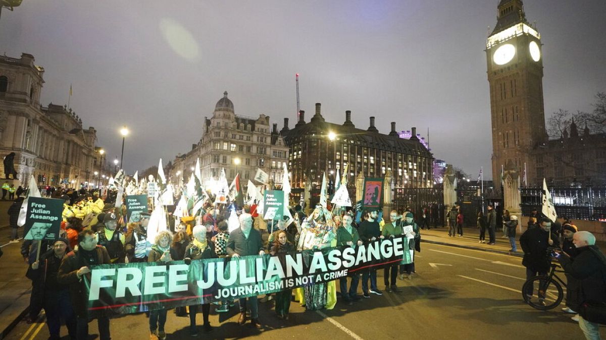 کارناوال لندن در حمایت از آزادی جولیان آسانژ