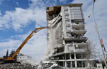 تخریب یک ساختمان آسیب دیده بر اثر زلزله در شهر قهرمان‌ماراش ترکیه به تاریخ دهم فوریه ۲۰۲۳.