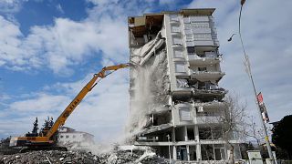 تخریب یک ساختمان آسیب دیده بر اثر زلزله در شهر قهرمان‌ماراش ترکیه به تاریخ دهم فوریه ۲۰۲۳.