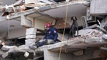 Un secouriste et son chien à Antakya, dans le sud de la Turquie, 10.02.2023.
