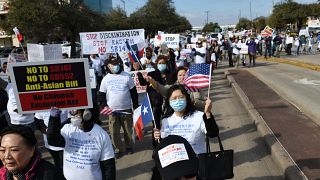 مظاهرة تحت شعار "اوقفوا كراهية الصينيين" و"تكساس وطننا"