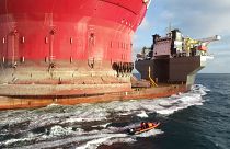 نشطاء غرينبس ينهون اعتصامهم بمحطة شل النفطية في بحر الشمال