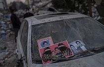 Imagens recuperadas dos escombros de um edifício destruído durante terramoto são colocadas num para-brisas de um carro em Antakya, no sudeste da Turquia