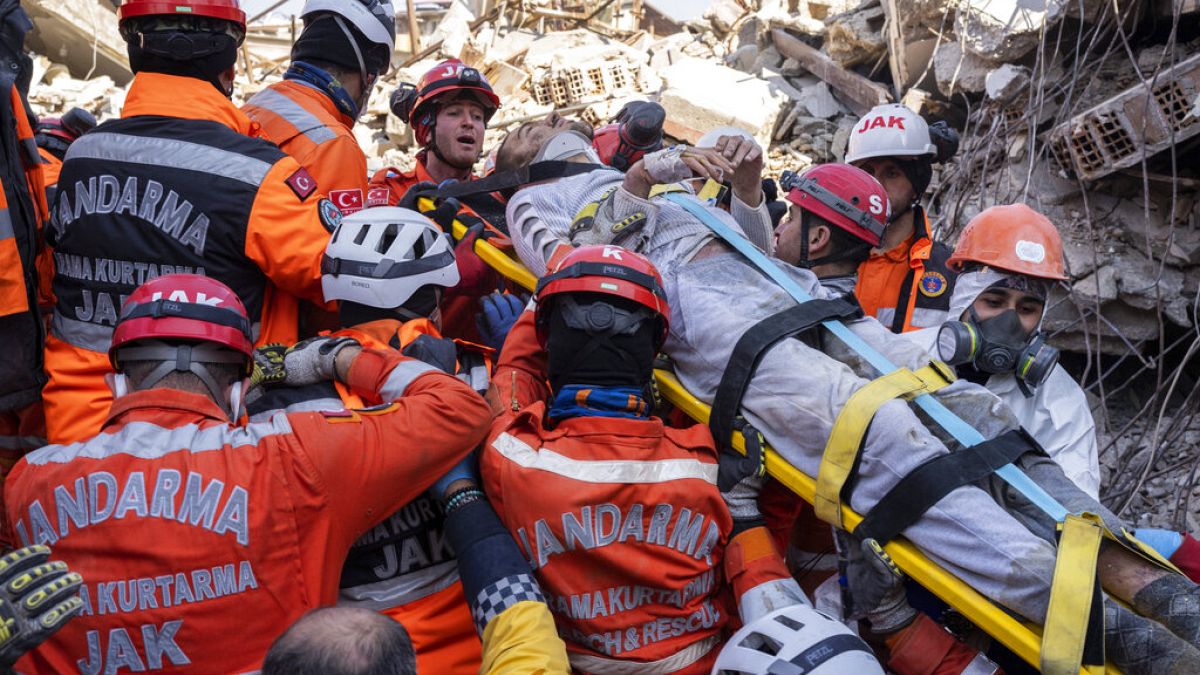 Un jeune homme de 23 ans est secouru des décombres à Antakya en Turquie le 12 février 2023.
