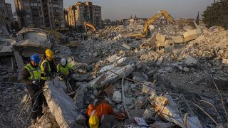 Συντρίμμια από τον φονικό σεισμό σε Τουρκία και Συρία