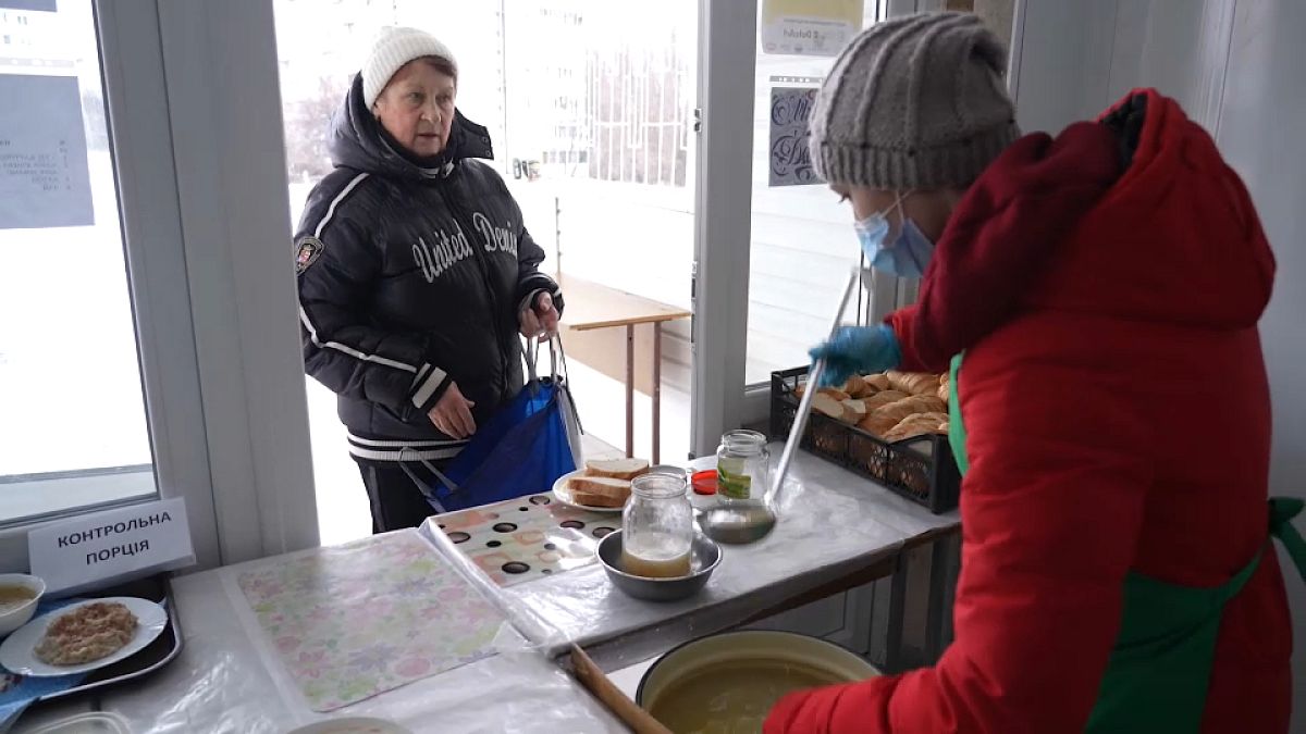 Essensausgabe in einer ehemaligen Schulkantine in Saltivka