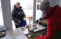 Раздача еды в гуманитарном хабе Салтовки