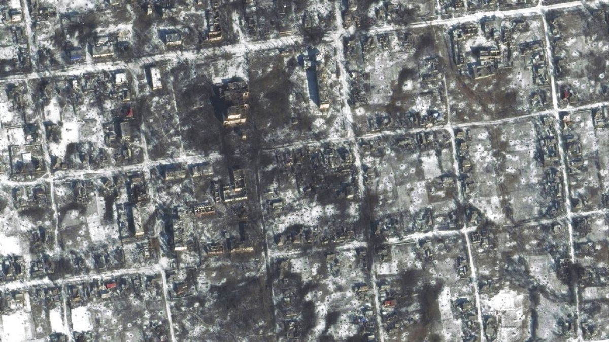 Esta imagen de satélite proporcionada por Maxar Technologies muestra zonas dañadas en Petrivka de la región de Donetsk, Ucrania, viernes 10 de febrero de 2023.